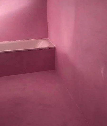 Rosa mikrosementvegger rundt innebygd badekar – elegant og slitesterk finish